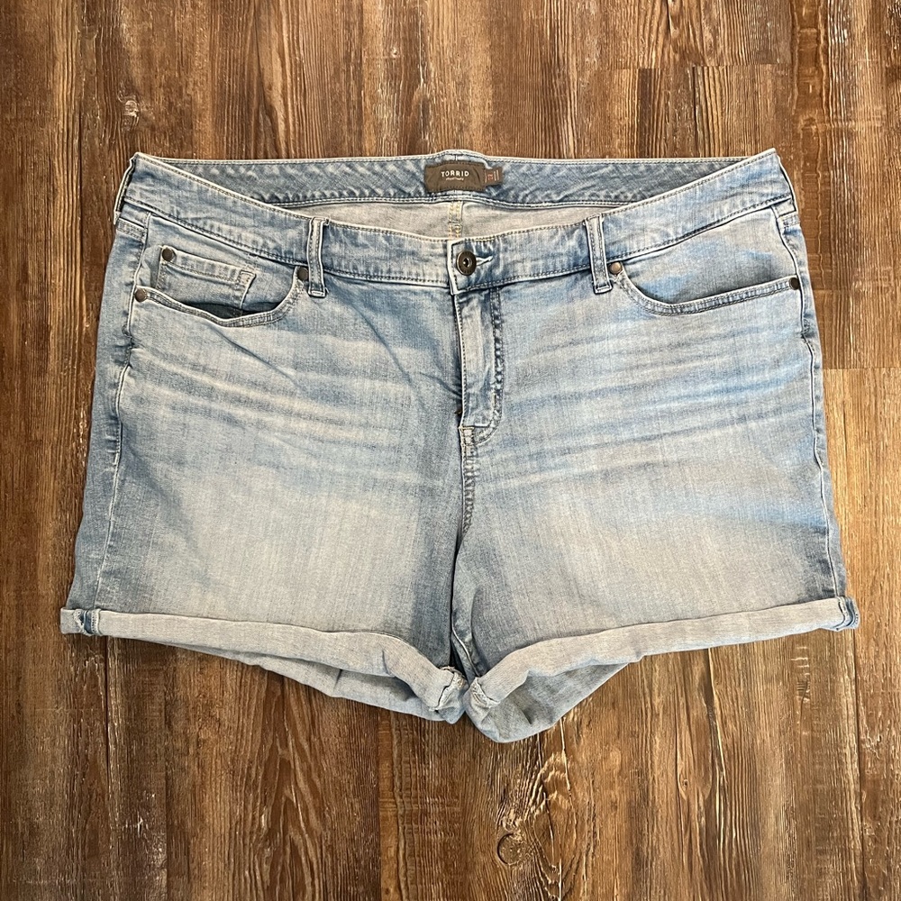 Torrid Mid Rise Midi Short Vintage Stretch | Light Wash